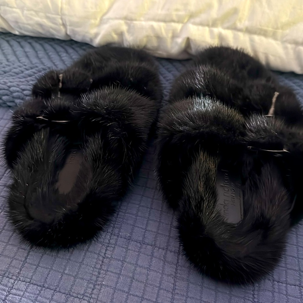 Linda Richard’s black mink slides sz 8
